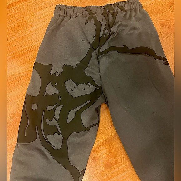 Grey sweatpants with black graffiti writing, from Emminol. - Picture 4 of 4